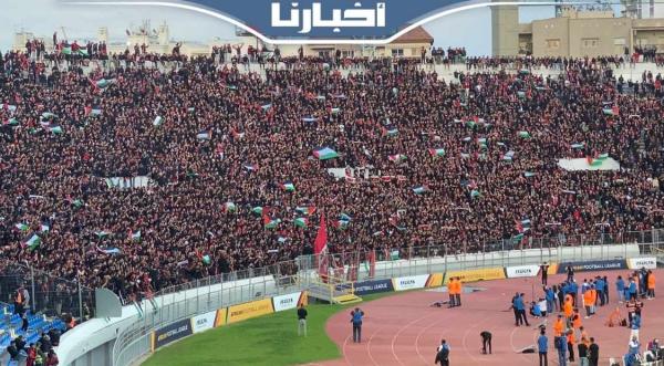 جماهير الوداد ترفع العلم الفلسطيني وتؤدي أغنيتها الجديدة "أرض الصمود"